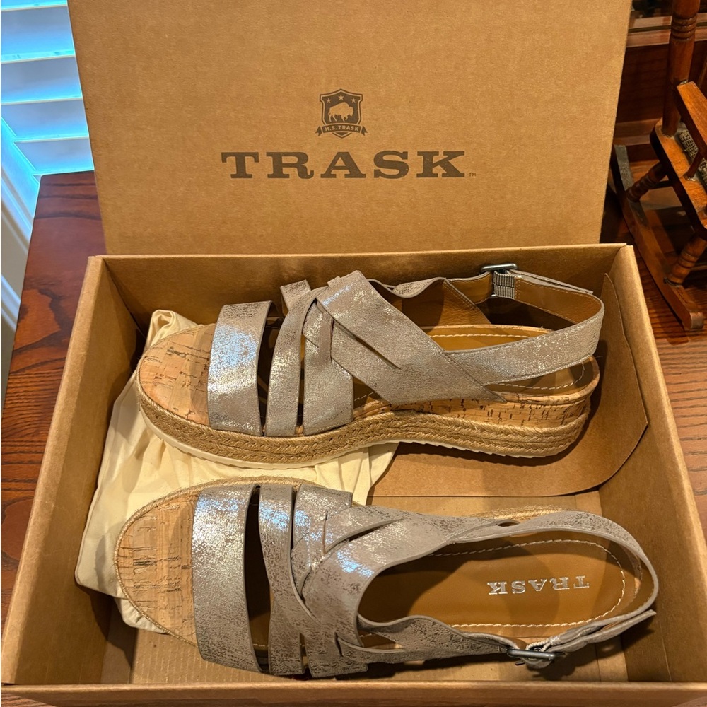 Trask Silver Sandals with Crisscross Straps and Open Toe
